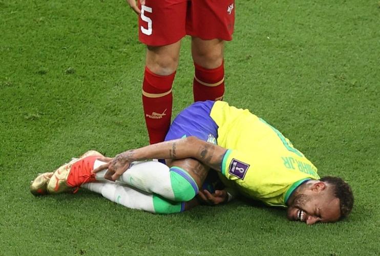 内马尔世界杯受伤