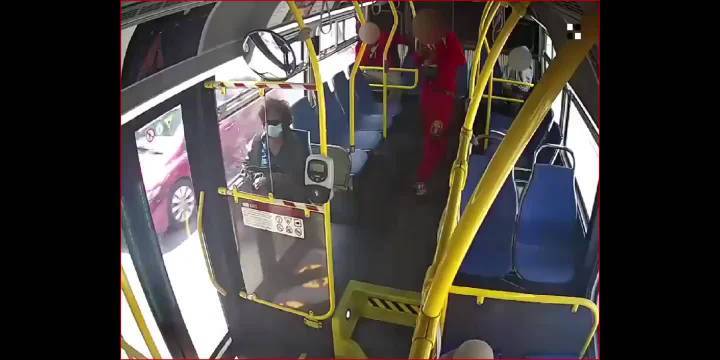 公交车上被点燃头发的相关图片